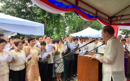<p><strong>OATH OF OFFICE.</strong> Newly-elected Barangay and Sangguniang Kabataan officials of Sta. Barbara, Iloilo take their oath of office before Iloilo Gov. Arthur Defensor Sr. on Tuesday (June 12, 2018). <em>(Photo by Cindy Ferrer) </em></p>
